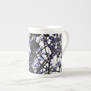 Blauwe bloemen op het concept van de winterboom di porselein kop