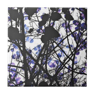 Blauwe bloemen op het concept van de winterboom di tegeltje