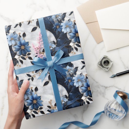Blauwe Bloemen op Marmer  Cadeaupapier (Geschenken)