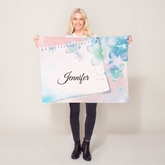 blauwe bloemen op roze achtergrond fleece deken (In situ)