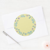 Blauwe Bloemen, pastelgele achtergrond, Ronde Sticker (Envelop)