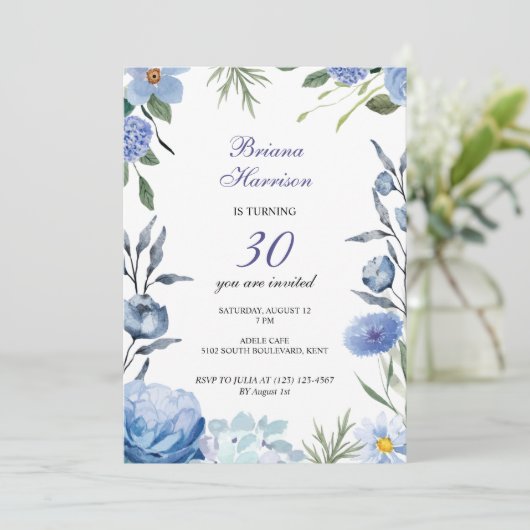 Blauwe bloemen romantische zoete verjaardag uitnod kaart (Staand voorkant)