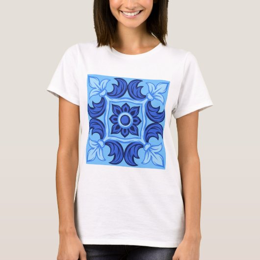Blauwe Bloemen Tegel Patroon  Mediterraan T-shirt (Voorkant)