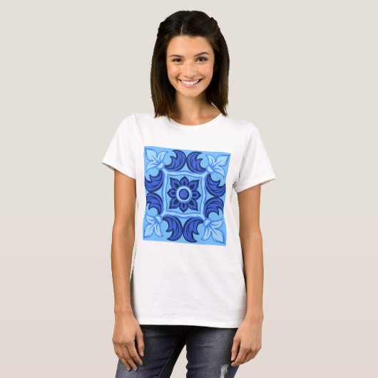 Blauwe Bloemen Tegel Patroon  Mediterraan T-shirt (Voorkant volledig)