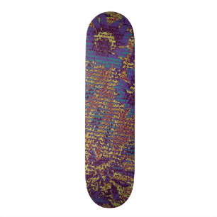 Blauwe bloemen tegen een blad camouflagepatroon persoonlijk skateboard