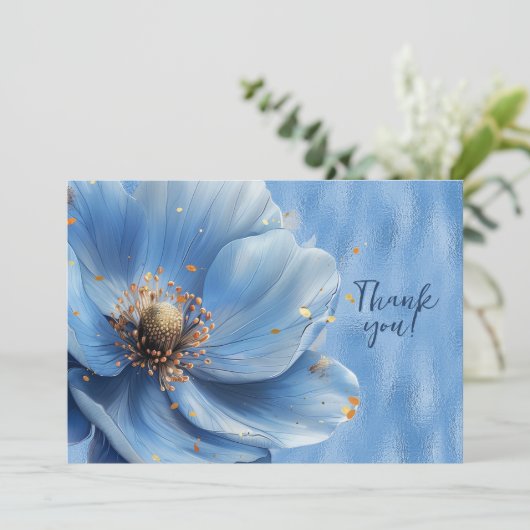 Blauwe Bloemen Vergroot op Glanzend Blauw Dank u Bedankkaart (Staand voorkant)