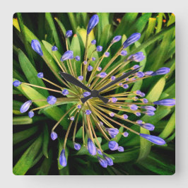 Blauwe bloemen vierkante klok