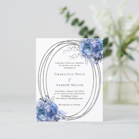 Blauwe bloemen zilveren lijst huwelijksuitnodiging (Staand voorkant)