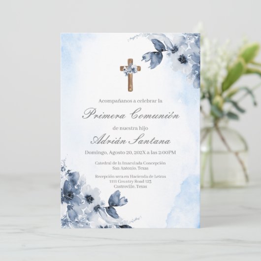 Blauwe bloemeneerste communieuitnodiging in het Sp Kaart (Staand voorkant)