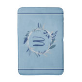 Blauwe bloemenkrans Aangepaste monogram strepen Badmat (Voorkant Verticaal)