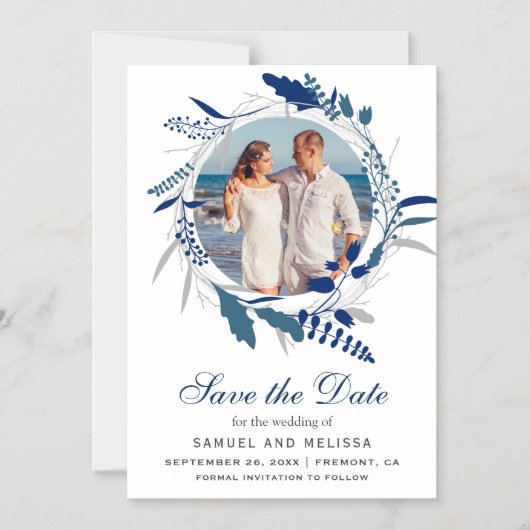Blauwe Bloemenkrans Foto bruiloft Bewaar de datum Magnetische Uitnodiging (Voorkant)