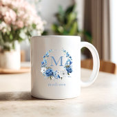 Blauwe bloemenkrans monogram koffiemok