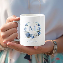Blauwe bloemenkrans monogram koffiemok