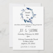 Blauwe bloemenkrans twee worden één bruiloft kaart (Voorkant)