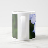 Blauwe Bloemige Bokeh Grote Koffiekop (Achterkant)