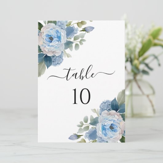 Blauwe Bloemige Elegante Trouwtafel Nummerkaarten Kaart (Staand voorkant)
