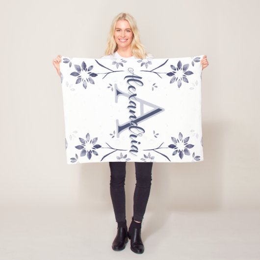 Blauwe Bloemige Gepersonaliseerde Monogram Naam Fleece Deken (In situ)