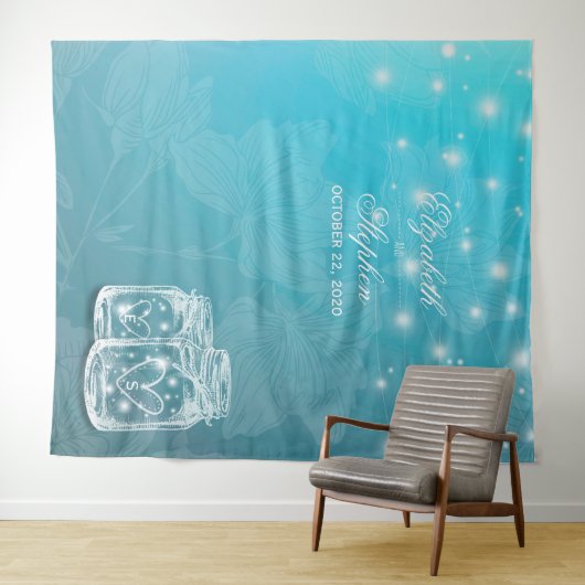 Blauwe bloemige muurpot huwelijksfotocabine achter wandkleed (In Situ (horizontaal))