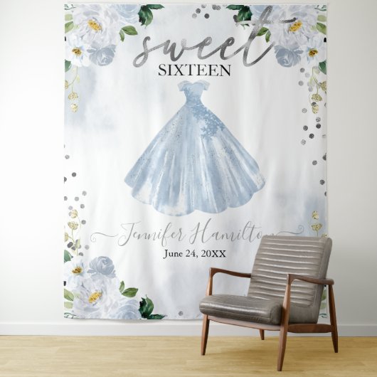 Blauwe bloemige roze jurk Sweet 16 achtergronddeco Wandkleed (In situ)