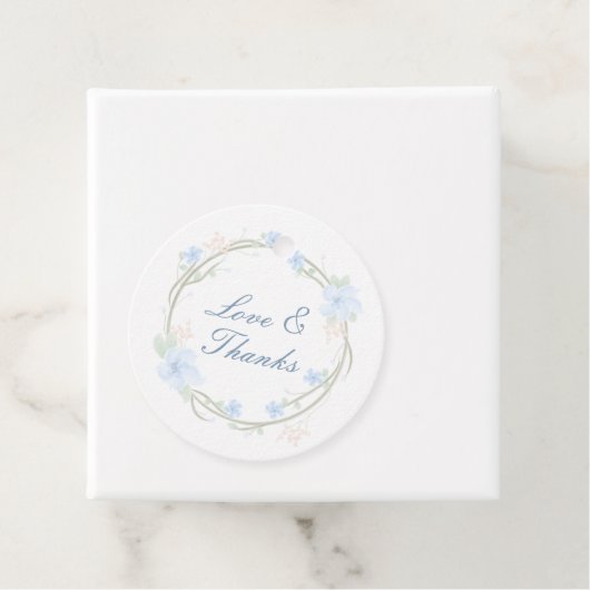 Blauwe bloemkrans rond bedankjes labels (In situ)