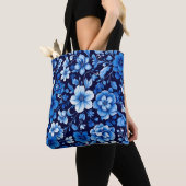 blauwe bloemmotief tas (Dichtbij)