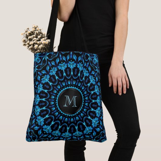 Blauwe Bloemrijke Mandala Monogram Tote Bag (Dichtbij)