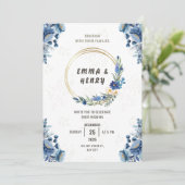 Blauwe bloesems en vergulde gouden bruiloft uitnod kaart (Staand voorkant)