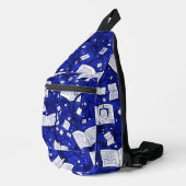 Blauwe boeken achtergrond sling bag (Rechterhoek)