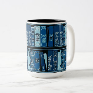 Blauwe boekenplanken  boeken tweekleurige koffiemok