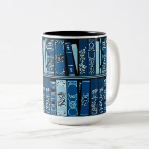 Blauwe boekenplanken  boeken   tweekleurige koffiemok