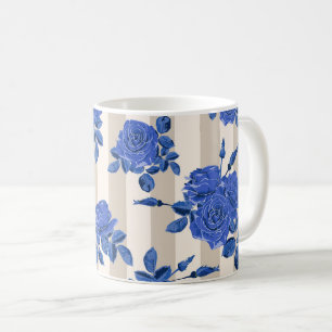 Blauwe boeketten rozen op een gestreepte achtergro koffiemok
