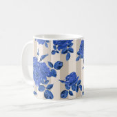 Blauwe boeketten van rozen op een gestreepte achte koffiemok (Voorkant links)