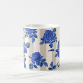 Blauwe boeketten van rozen op een gestreepte achte koffiemok (Center)
