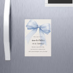 Blauwe boog crème beige luxe verjaardag magnetische uitnodiging<br><div class="desc">Een zacht beige,  crèmekleurige achtergrond,  versierd met een grote lichtblauwe strik. Personaliseer en voeg een naam en partijgegevens toe.</div>