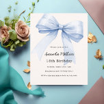Blauwe boog crème beige verjaardagsuitnodiging<br><div class="desc">Een zacht beige,  crèmekleurige achtergrond,  versierd met een grote lichtblauwe strik. Personaliseer en voeg een naam en partijgegevens toe. 1 vel = 1 uitnodiging bedrukt rand tot rand.</div>