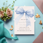 Blauwe boog crème beige zilveren verjaardag folie uitnodiging<br><div class="desc">Een zacht beige,  crèmekleurige achtergrond,  versierd met een grote lichtblauwe strik. Personaliseer en voeg een naam en partijgegevens toe. De naam en leeftijd zijn geschreven met echte zilveren folie.</div>