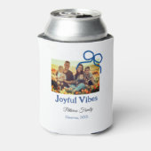 Blauwe boog vreugdevolle Vibes voeg familienaam fo Blikjeskoeler (Blikje Achterkant)