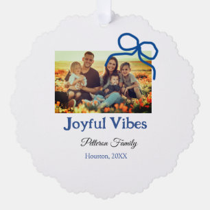 Blauwe boog vreugdevolle Vibes voeg familienaam fo Ornament Kaart
