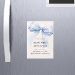 Blauwe boogcrème elegante Quinceanera luxe Magnetische Uitnodiging<br><div class="desc">Een zacht beige,  crèmekleurige achtergrond,  versierd met een grote blauwe strik. Personaliseer en voeg een naam en partijgegevens toe.</div>