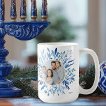 Blauwe Botanische Chanoeka Joodse Familie Foto Koffiemok<br><div class="desc">Mooie blauw waterverf botanische bladeren komen uit je verticaal joodse familiefoto voor een Happy Chanoeka. Personaliseer dit elegante Chanoeka-cadeau met een 2e foto op de achterkant.</div>