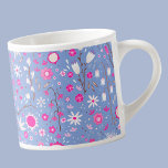 blauwe botanische wilde bloem espresso kop<br><div class="desc">Moderne,  verspreide roze en witte botanische,  wilde bloem op een periwinkle blauwe achtergrond voor een frisse en luie zomer. Ideaal voor een cadeau om je speciale mensen te bedanken.</div>
