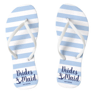 Blauwe bruidsbruidsbruidsmaid voor de marine met a teenslippers