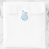 Blauwe Bunny die over een maan gaat Ronde Sticker (Tas)