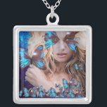 BLAUWE BUTTERFLES IN BLAUWGROEN GROENE GOUDEN ZILVER VERGULDEN KETTING<br><div class="desc">Elegant,  aantrekkelijk en stijlvol design dat eenvoudig kan worden aangepast met uw initialen Origineel schilderij en digitaal grafisch ontwerp door Bulgan Lumini (c)</div>