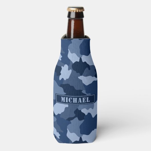 Blauwe Camouflage Patroon Monogram Naam Flesjeskoeler (Fles Voorkant)