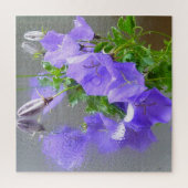 Blauwe Campanula met regendruppels en reflecties Legpuzzel (Verticaal)