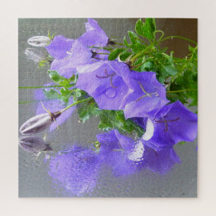 Blauwe Campanula met regendruppels en reflecties Legpuzzel