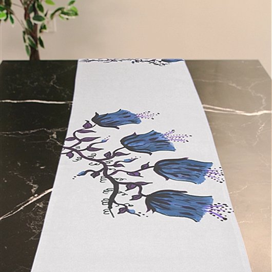 Blauwe Canterbury Bells op Vine Flowers Tafelloper