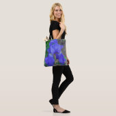 Blauwe Canvas tas van irisbloem (Op model)