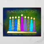 Blauwe Chanoeka Kaarsen Vrede Liefde Licht Echt Go Folie Feestdagen Briefkaart<br><div class="desc">"Vrede, liefde en licht." Een speelse, moderne, artsachtige illustratie van boho patroonkaarsen in een menorah helpt je om mee te doen in de vakantie van Hanukkah. De gesorteerde blauwe kaarsen met kleurrijke faux patronen van de folie bedekken een rijke diepe groene getextureerde achtergrond. Op de rug, typ in uw persoonlijk...</div>
